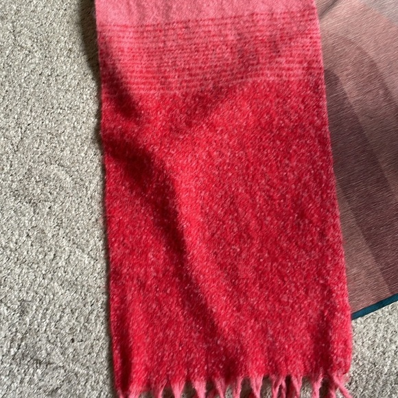 Shiraleah Chicago Large Pink Red Ombre Fringed Scarf - Picture 5 of 9